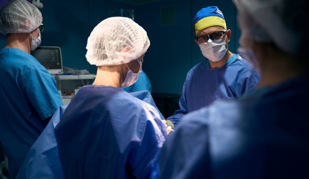 Are Younger Surgeons Being Trained for Speed at the Expense of Judgment? anesthesiologist-operating-nurse-surgeon-assist-2026