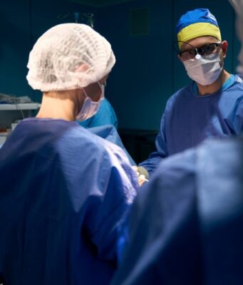 Are Younger Surgeons Being Trained for Speed at the Expense of Judgment? anesthesiologist-operating-nurse-surgeon-assist-2026